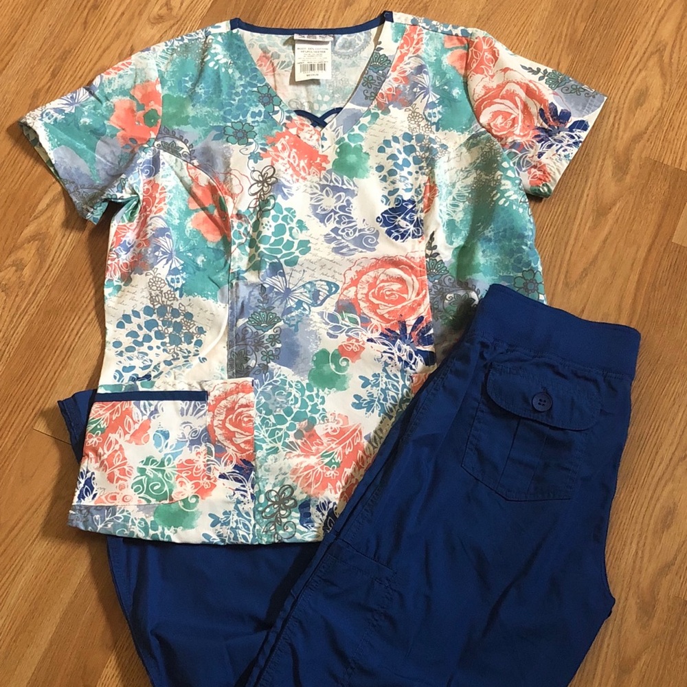 Multicolored & pattern UA Scrub top size medium